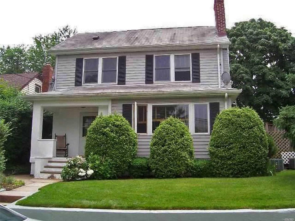 1 of 1 - 10 Flower Hill Place # Upper, Port Washington, NY