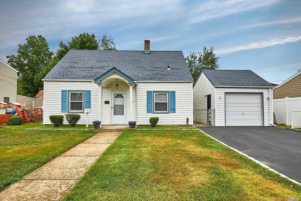 1 of 1 - 287 Center Lane, Levittown, NY