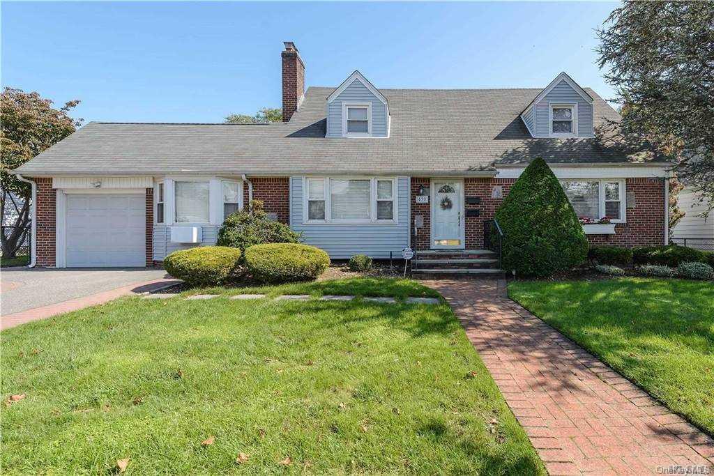 1 of 1 - 430 Pennsylvania Avenue, Williston Park, NY