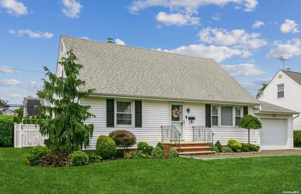 1 of 1 - 25 Woodhollow Road, Albertson, NY