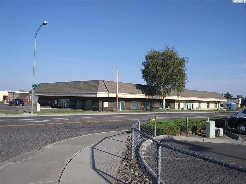 1313 N Young St, Kennewick