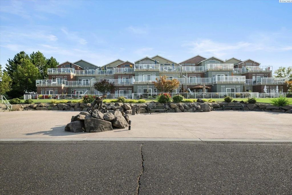 386 Columbia Point Drive 202, Richland