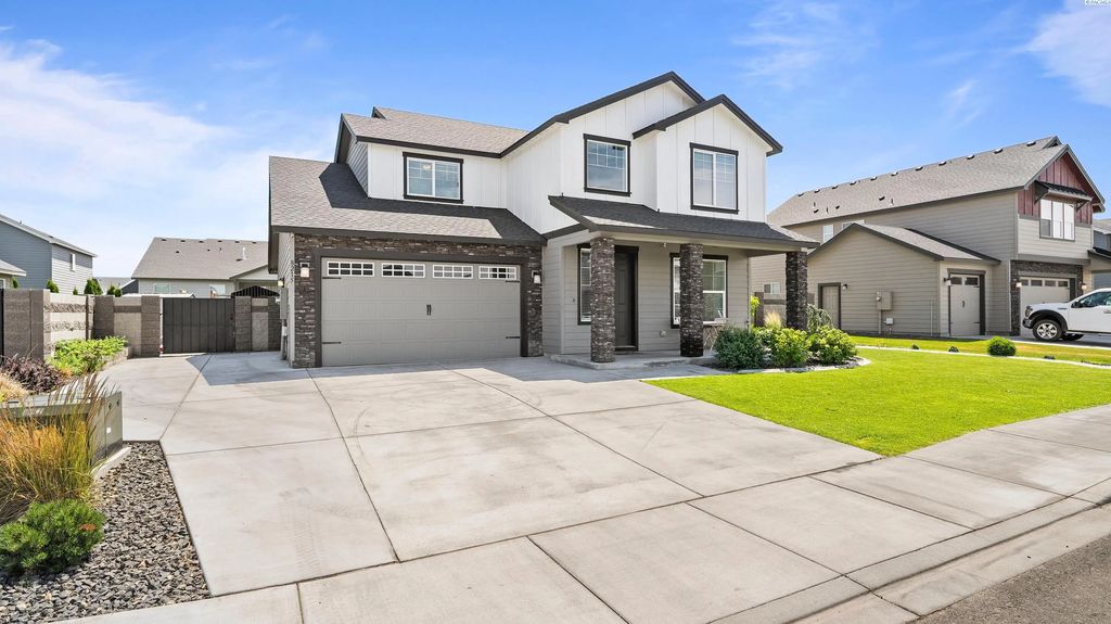 8215 Cardinal Peak St, West Richland