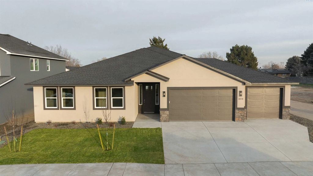 1070 N Grant Place, Kennewick