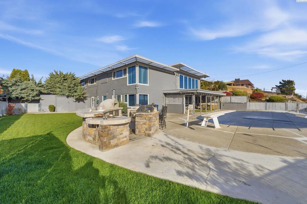 821 Skyline Dr, Sunnyside
