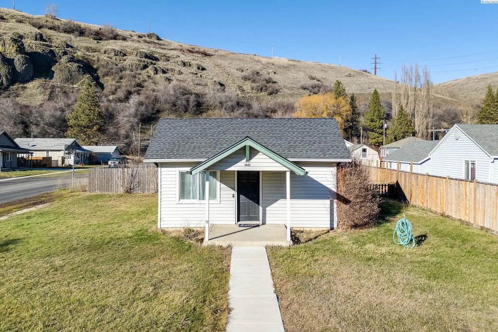 1601 N Cedar St, Colfax