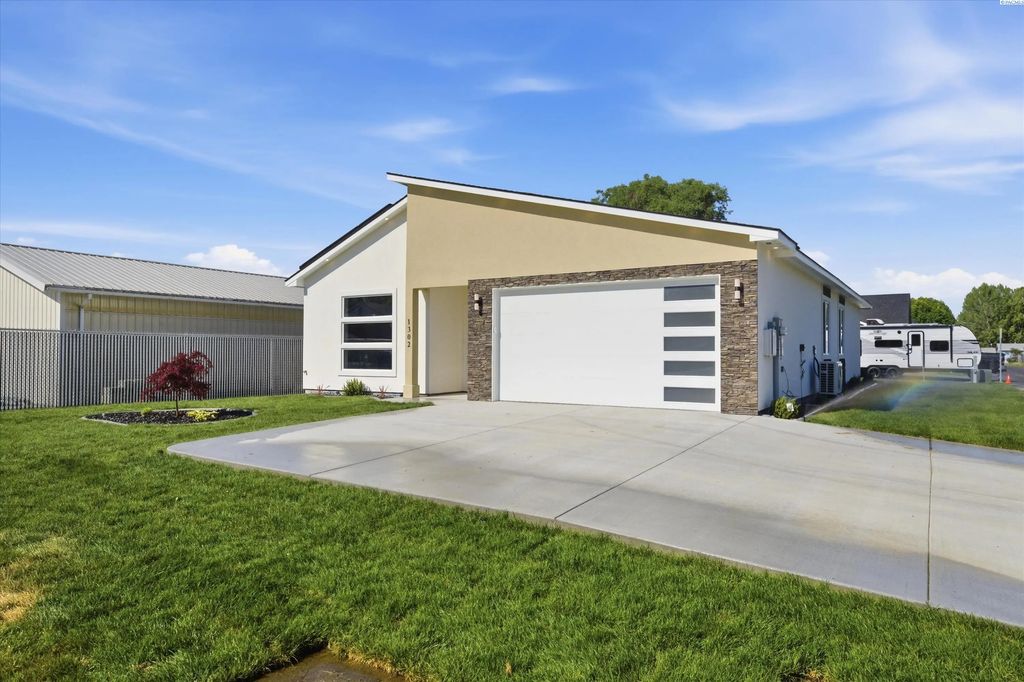 1302 Rd 42, Pasco