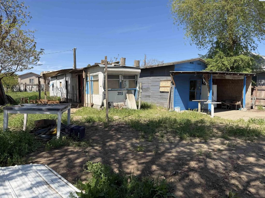 205 S Oak Ave, Warden