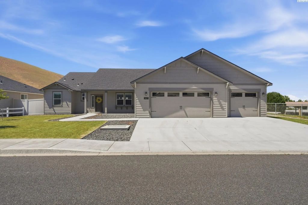 3827 Watkins Way, West Richland