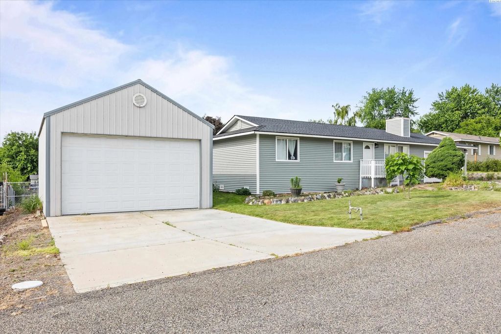 1103 Christopher Ln, Benton City