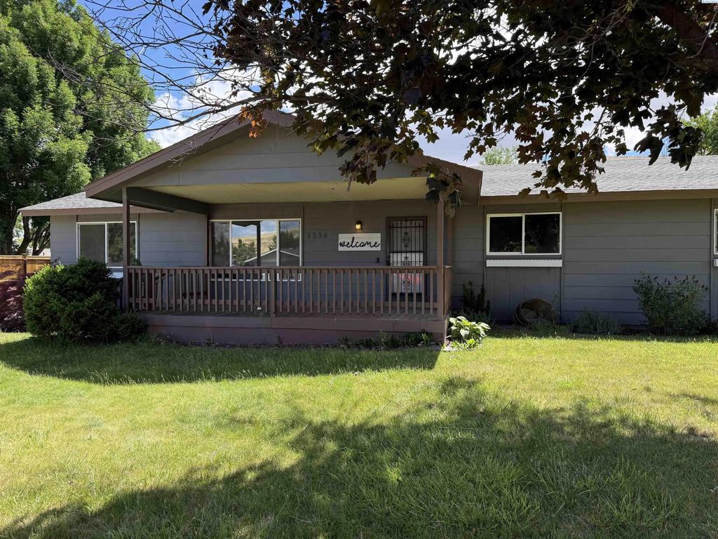 1336 Scenic Dr, Prosser