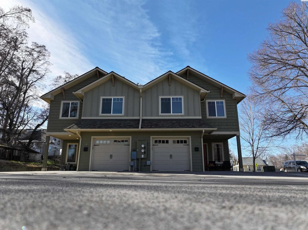 218 E Whitman Dr, College Place