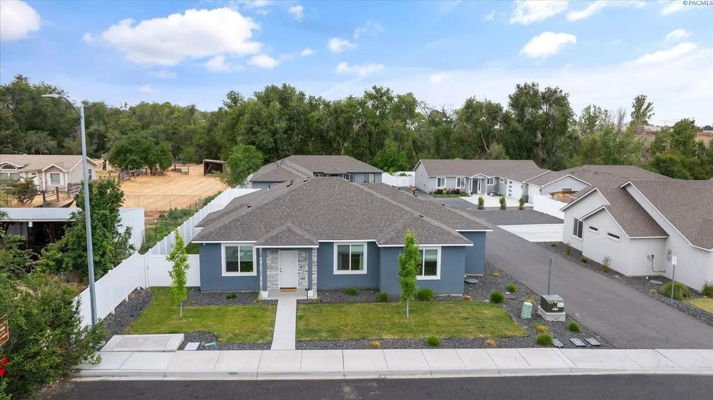 1978 S Buntin St, Kennewick