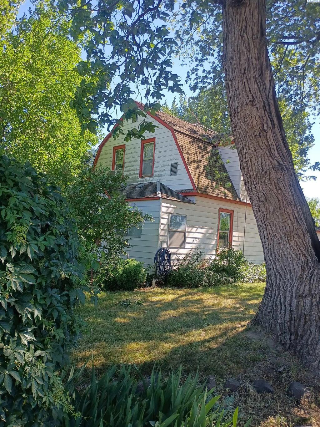31 N Mclean Rd, Sunnyside