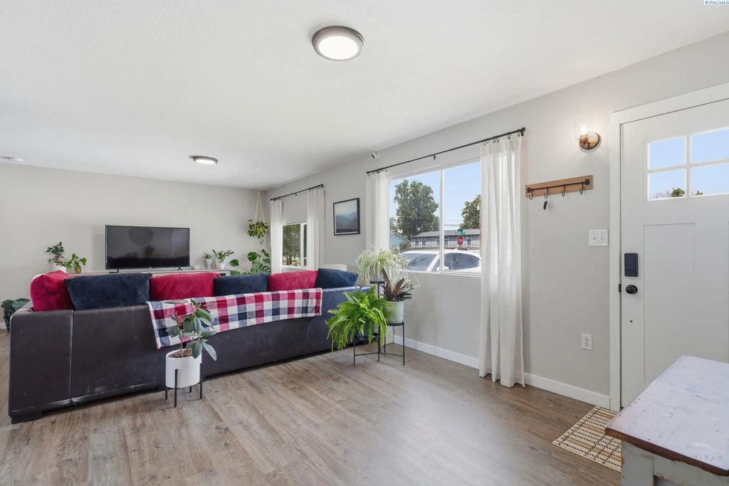 3701 Grant Loop, West Richland