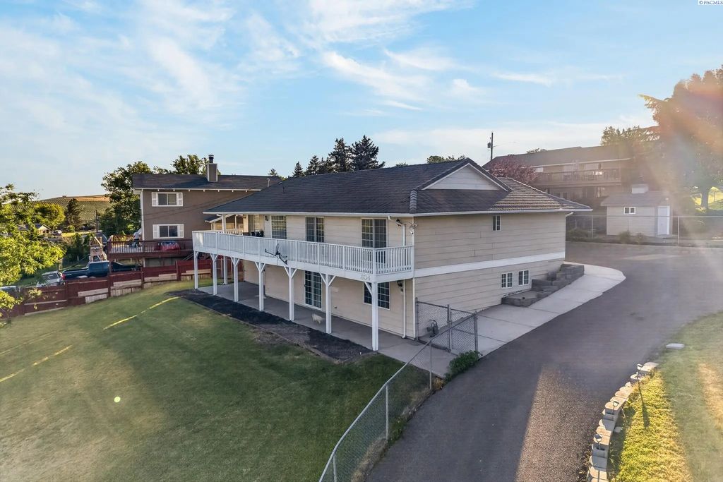 934 W Riverside Ave, Sunnyside