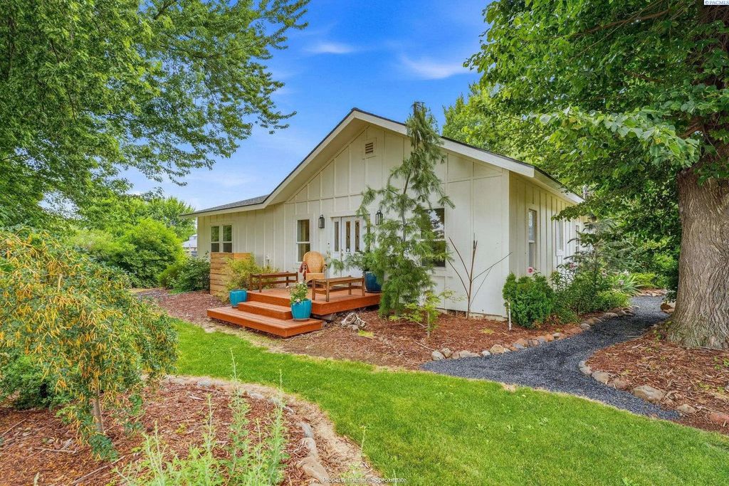 12801 N Pioneer Rd, Prosser