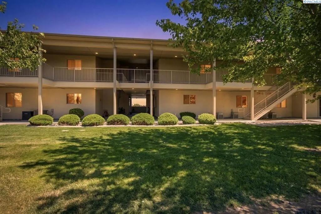 3710 W Canyon Lakes Dr. L-104, Kennewick