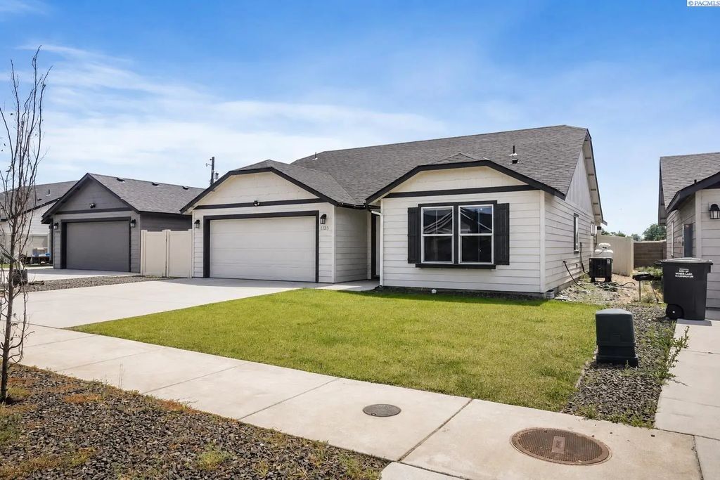 1125 W Sequoia Road, Moses Lake