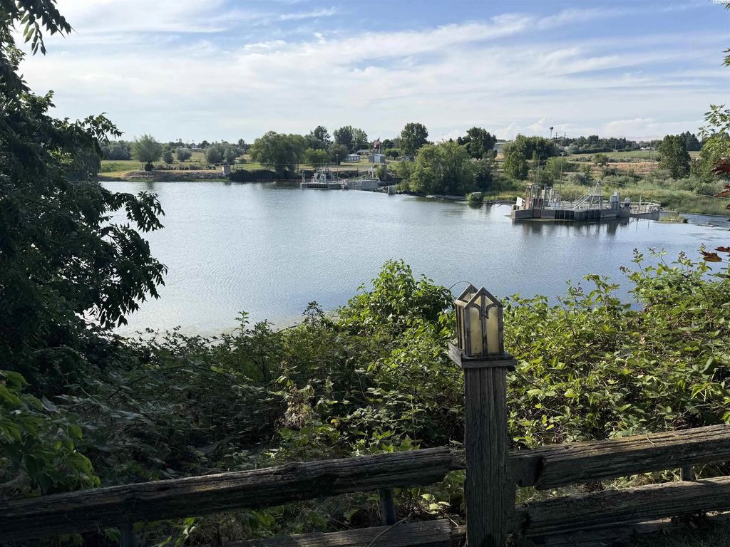 1425 Riverside Dr., Prosser
