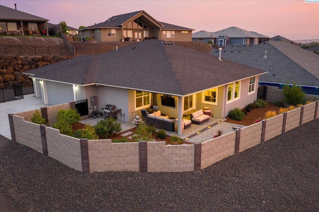 6747 Collins Rd, West Richland