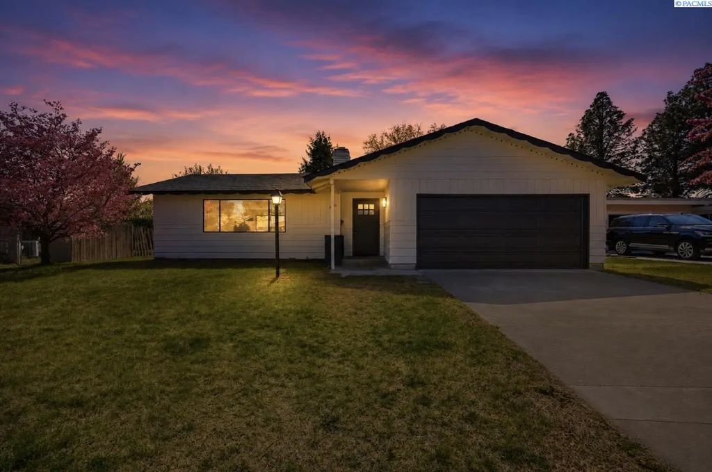 2421 W Grand Ronde Pl, Kennewick