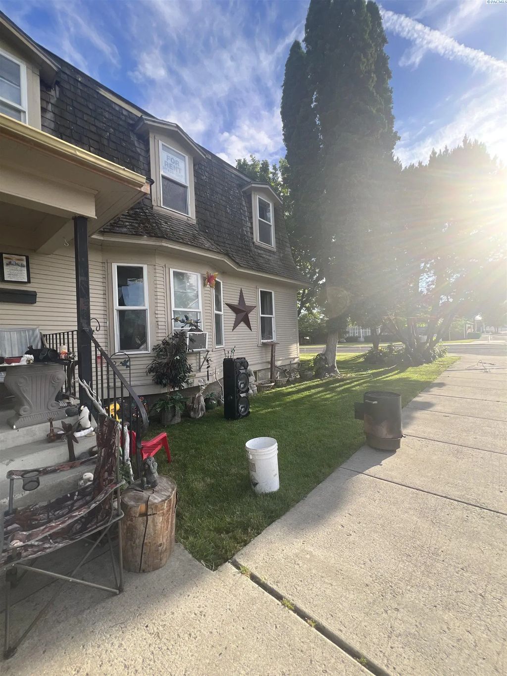 200 E 3rd St, Grandview