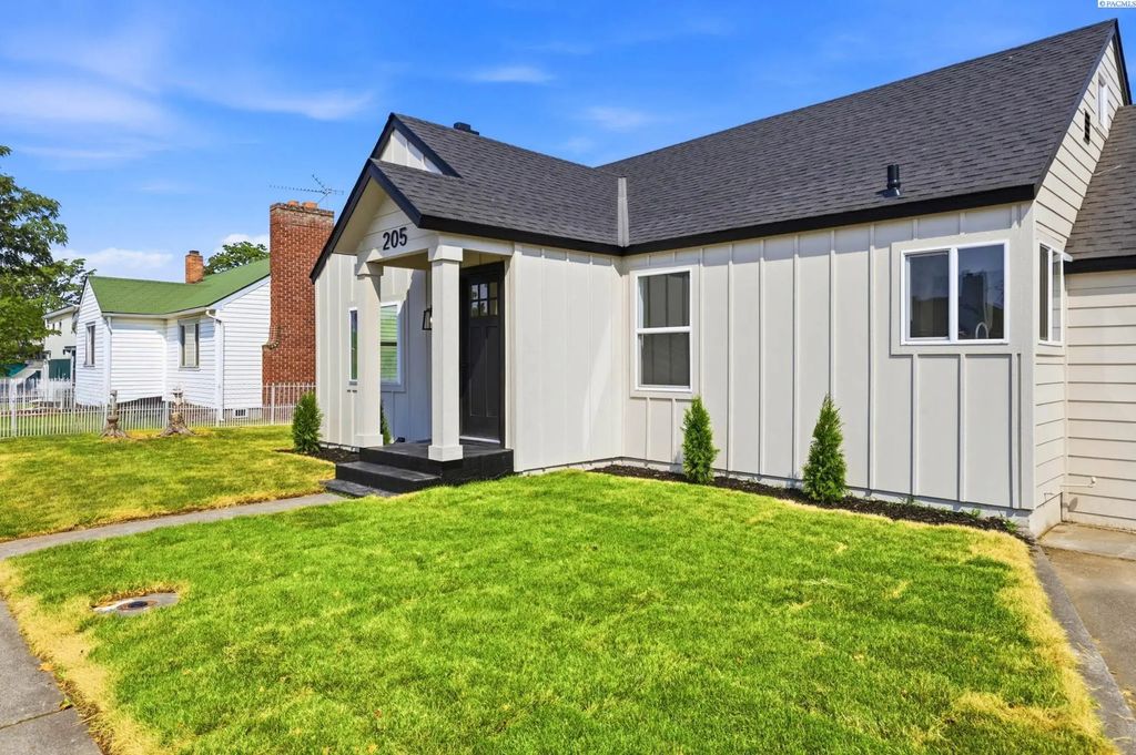 205 E 1st Place, Kennewick