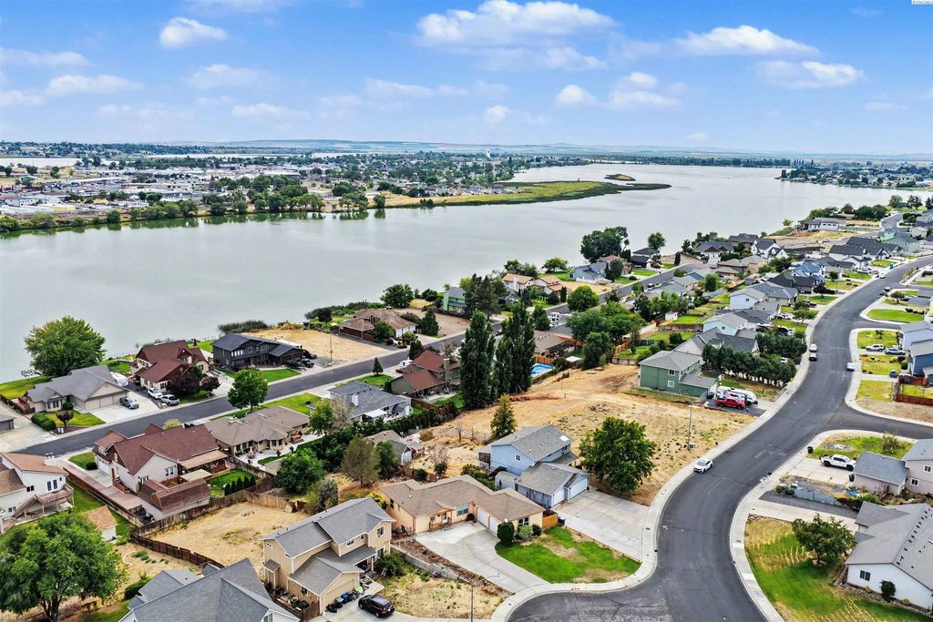 909 W Windrose, Moses Lake
