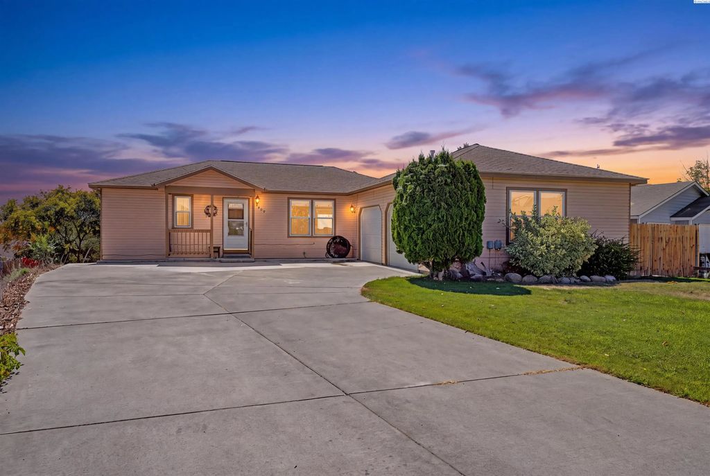 909 W Windrose, Moses Lake