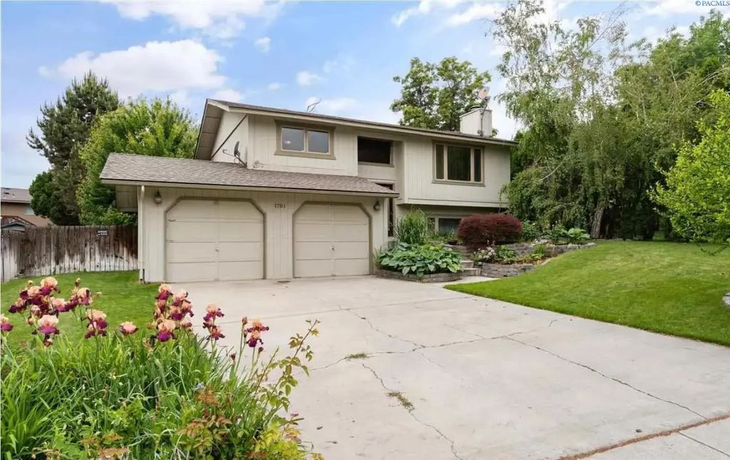 1701 Goldfinch, West Richland