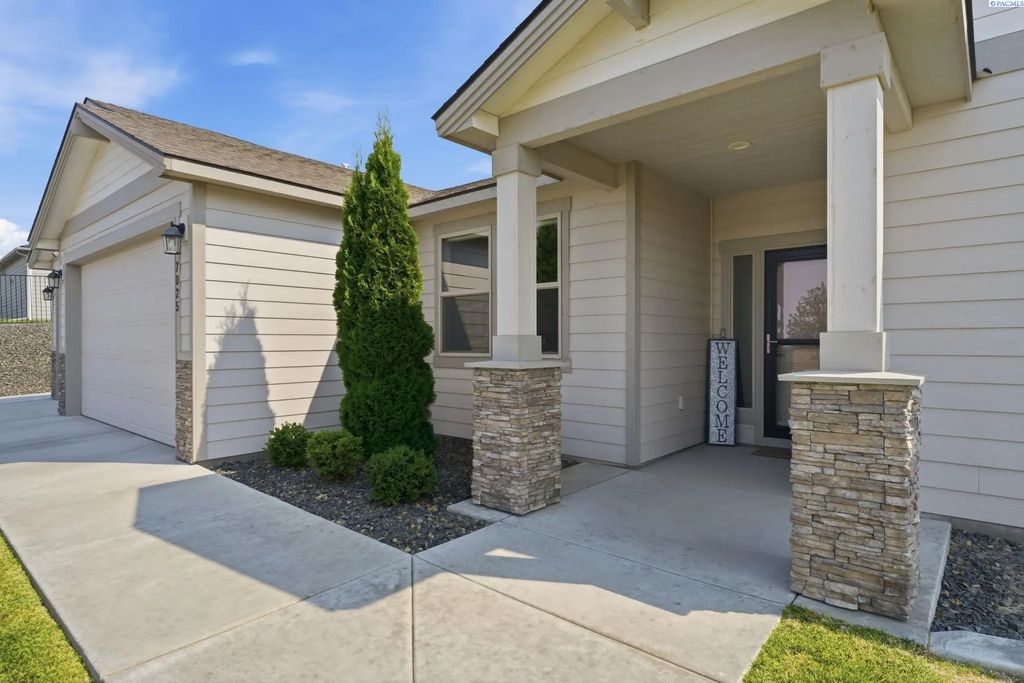 7025 Collins Rd, West Richland
