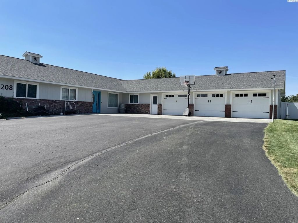 208 E Canyon Dr, Kennewick