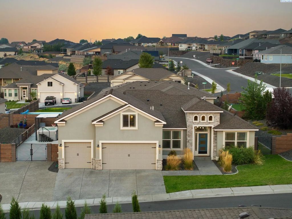 689 Titan Avenue, West Richland
