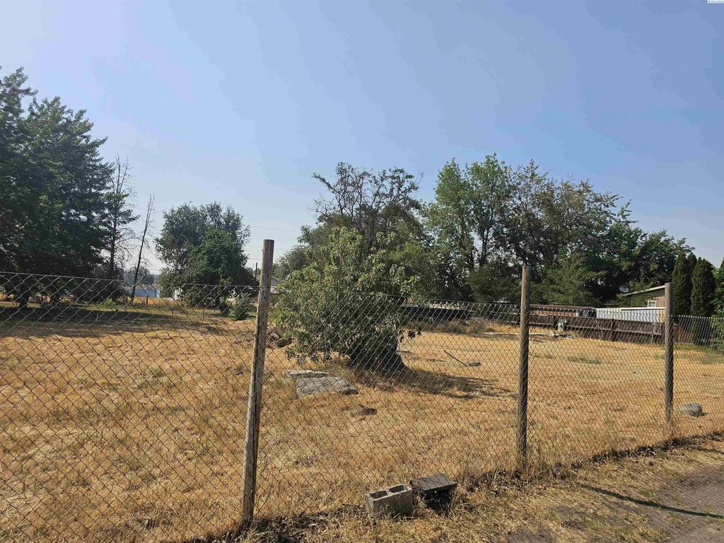 18008 S Hawthorne Street, Kennewick