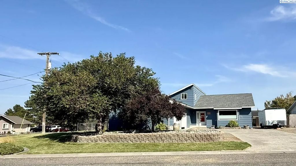 3611 S Benton Pl, Kennewick