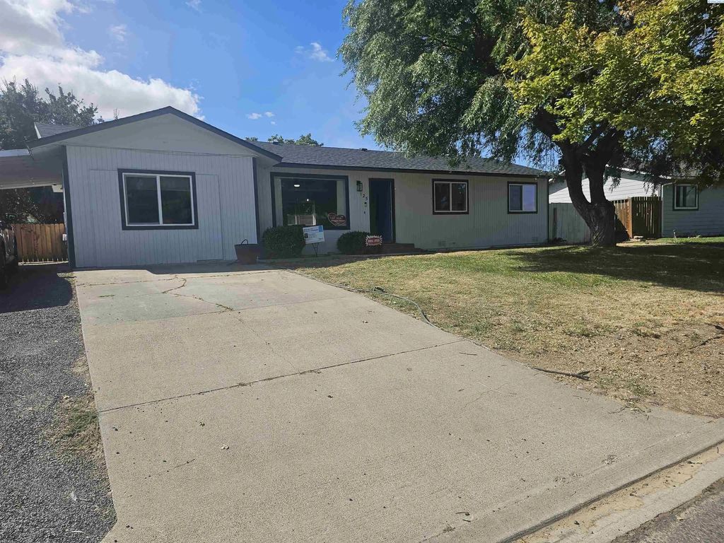 125 Walker Pl, Prosser