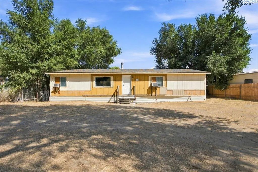 1606 N Harrington Rd, West Richland