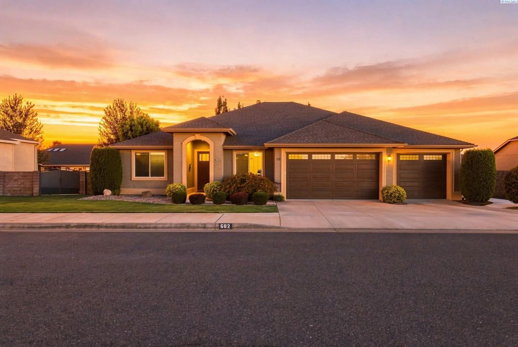 682 S Hawaii St, Kennewick