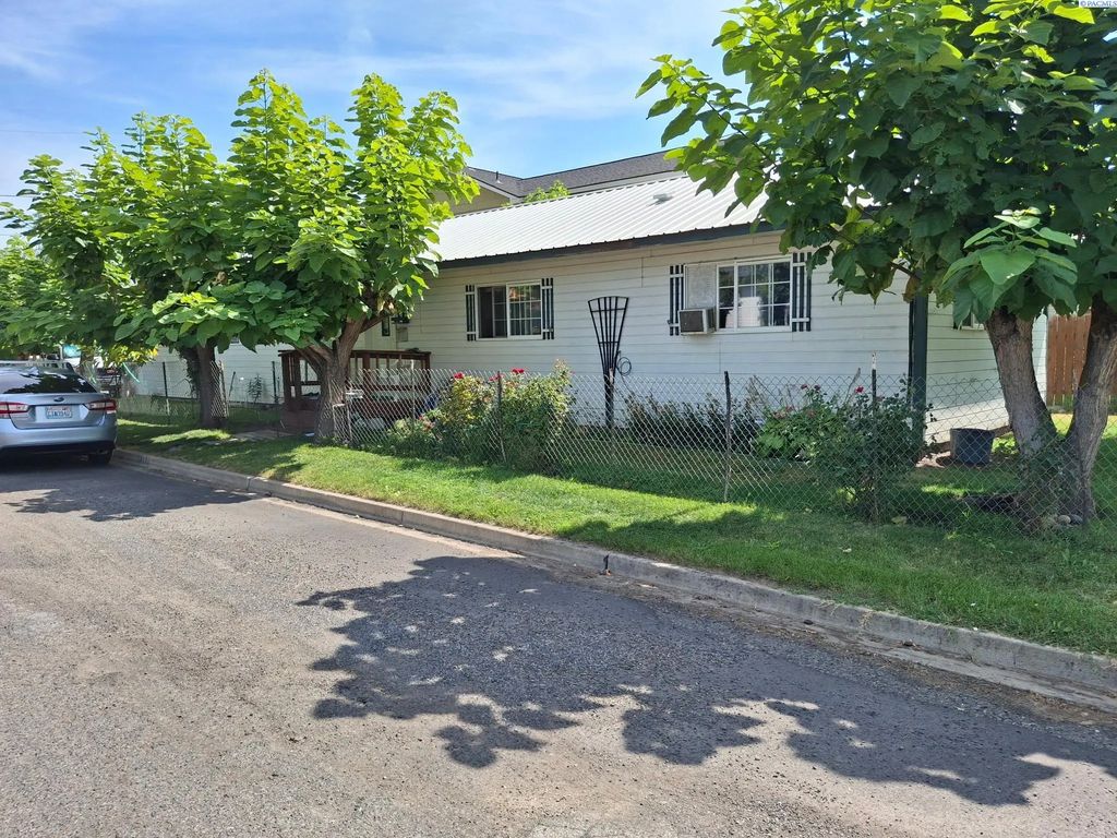 102 S G St, Toppenish
