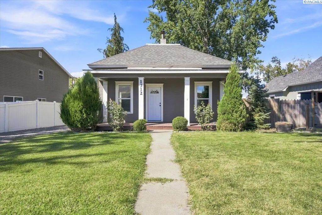 1312 Grant Ave, Prosser