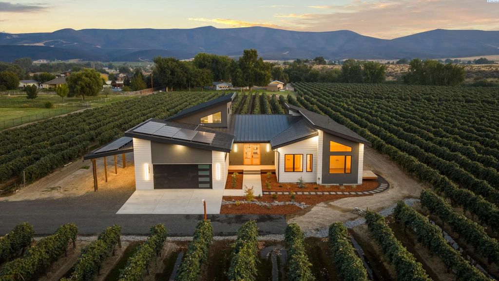 1036 Lower County Line Rd, Prosser