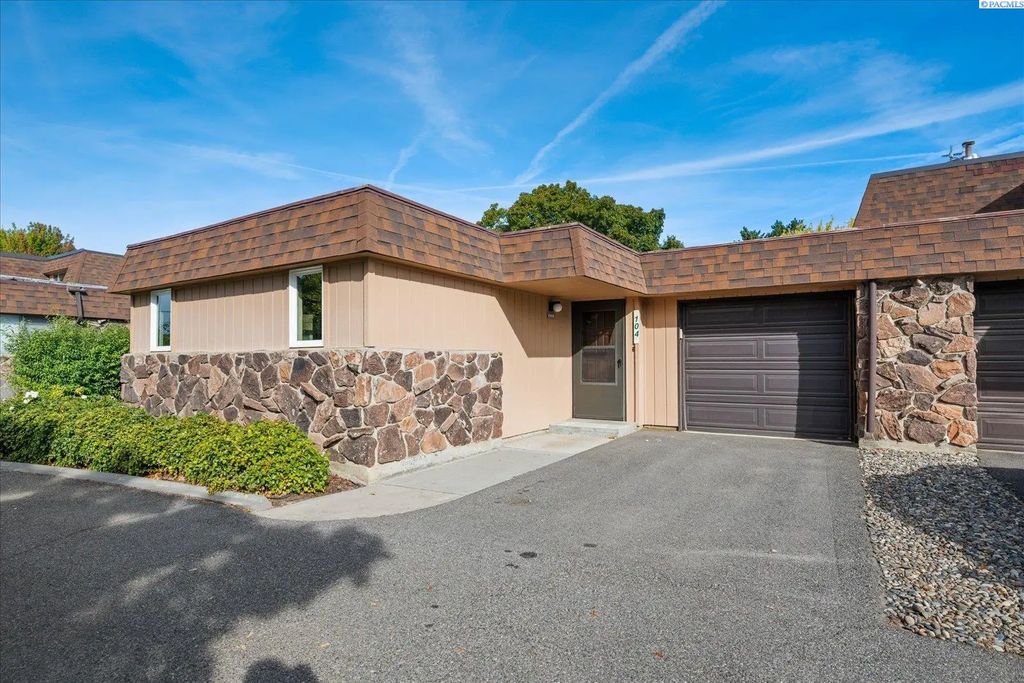 2912 W Hood Ave B104, Kennewick