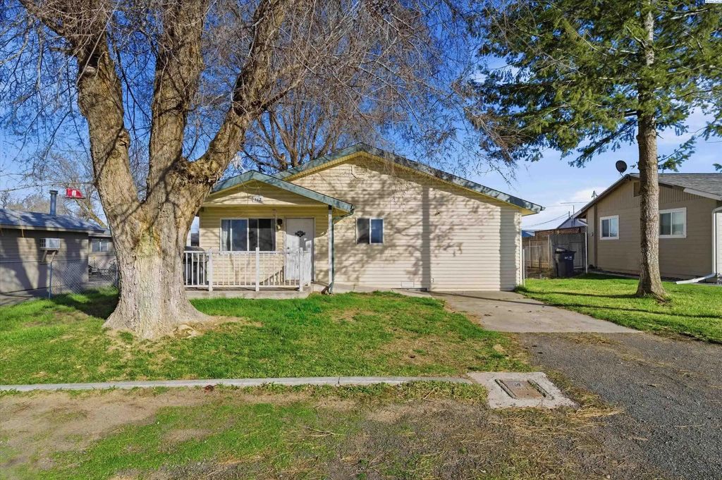 762 S 2nd Ave, Connell