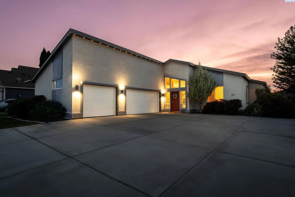 621 Pinnacle Dr, West Richland