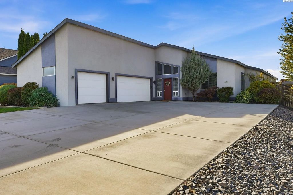 621 Pinnacle Dr, West Richland