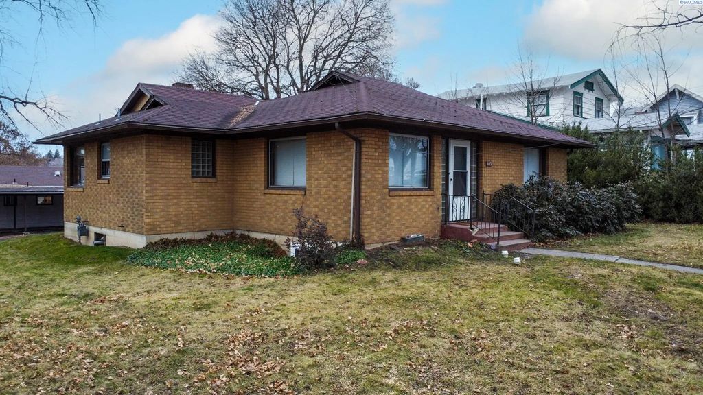 645,645 1/2 Ne Maple St, Pullman