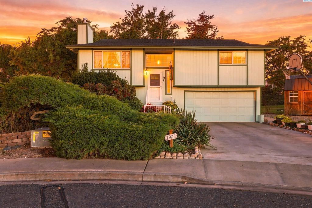 1941 Quail Court, West Richland