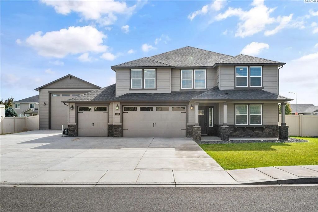 1102 Amber Avenue, West Richland
