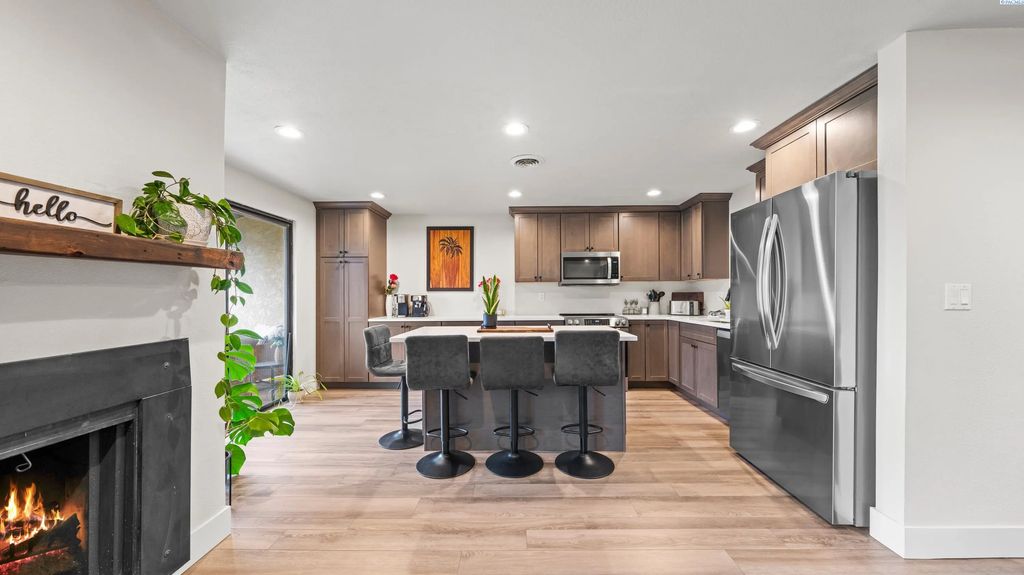 303 Gage Blvd #313, Richland